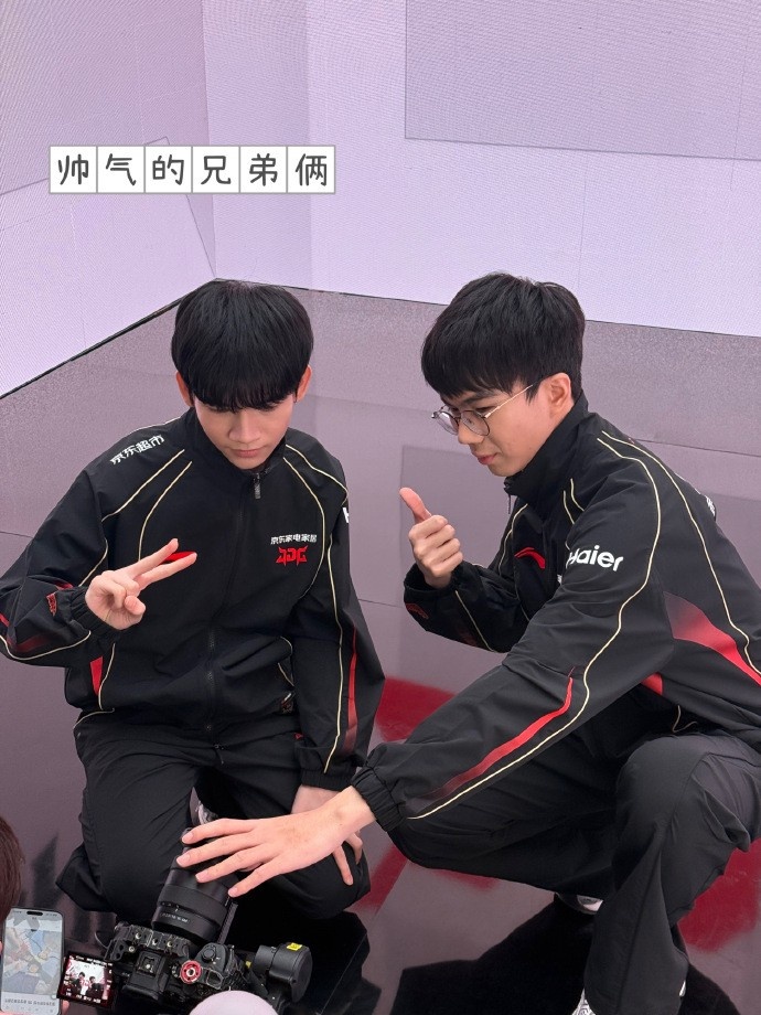 JDG分享一月战队返图：Hello今年第一集 幸福是无数个瞬间的总和