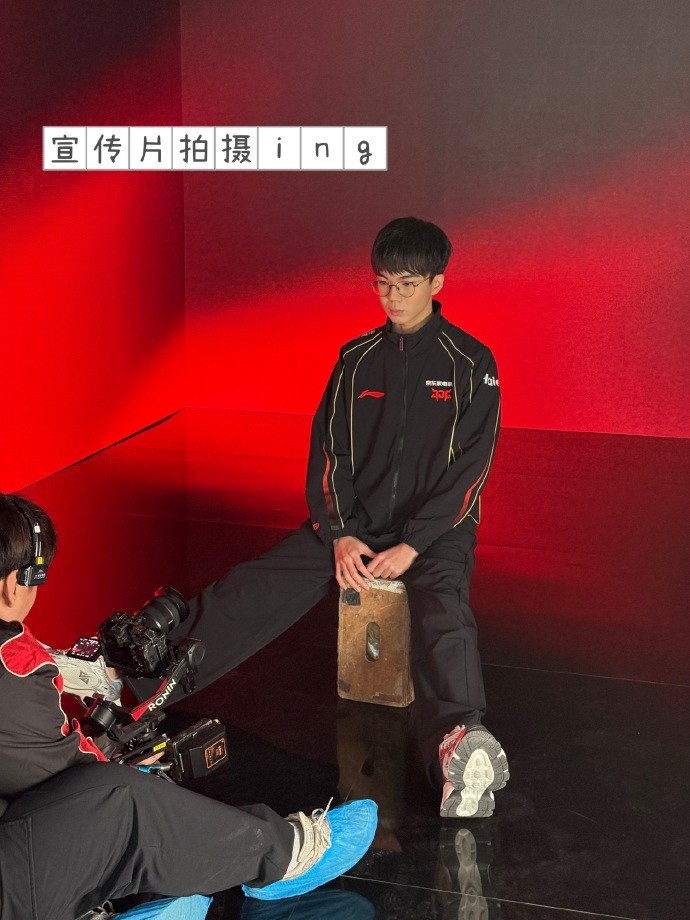 JDG分享一月战队返图：Hello今年第一集 幸福是无数个瞬间的总和