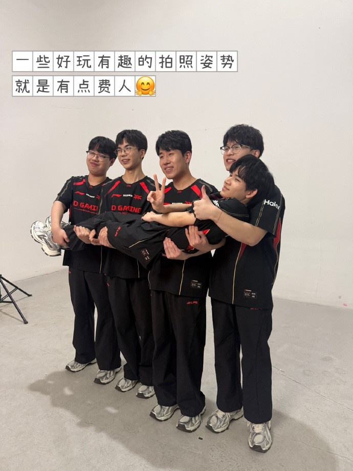 JDG分享一月战队返图：Hello今年第一集 幸福是无数个瞬间的总和