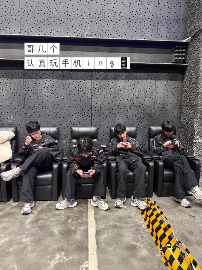 JDG分享一月战队返图：Hello今年第一集 幸福是无数个瞬间的总和