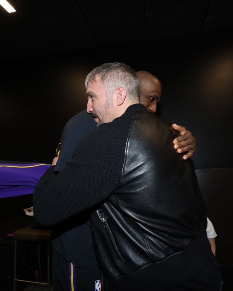 【值得一看】两大传奇！NBA官推晒詹姆斯与NHL历史进球王奥维契金赛后拥抱照(图2)