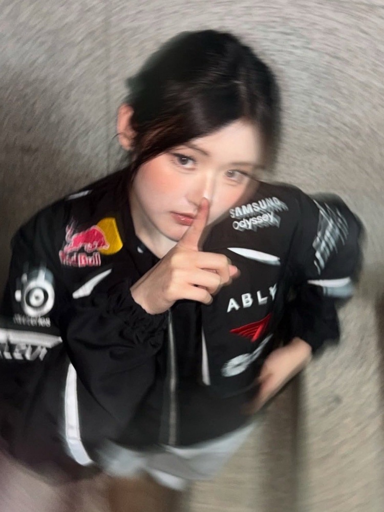 支持者👍Fifty-Fifty成员Athena穿上了T1的队服