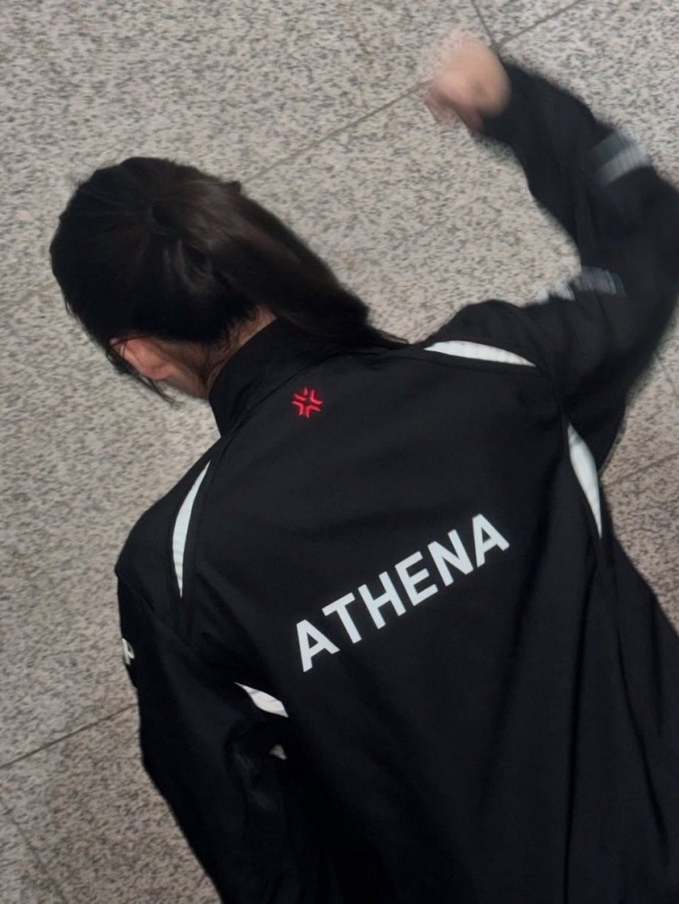 支持者👍Fifty-Fifty成员Athena穿上了T1的队服