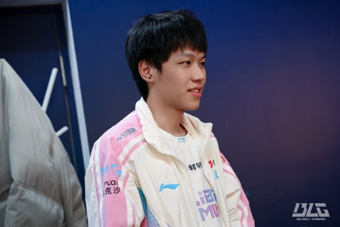 不敌TES后BLG发布赛场返图：深察自省，笃行不息