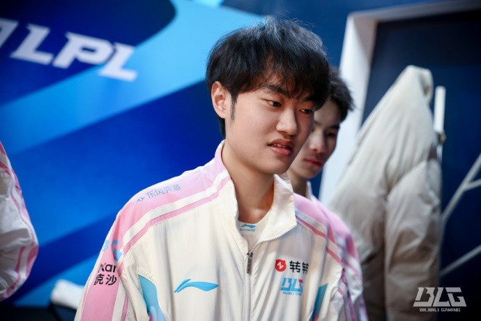 不敌TES后BLG发布赛场返图：深察自省，笃行不息