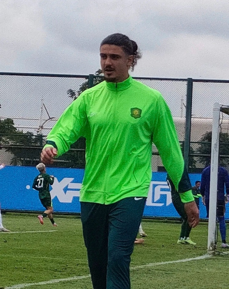 【有道理嘛?】新人到！博主晒图：中卫外援拉莫斯身着国安外套现身训练场(图1)