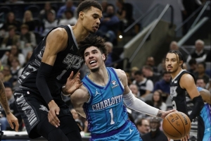 黄蜂克弩击败马刺，继续六连胜