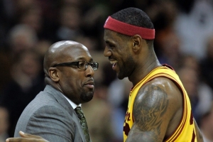 尼克斯主帅迈克·布朗谈论湖人前锋詹姆斯