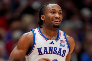 NCAA常规赛：堪萨斯大学90-82击败杨百翰大学 球场风云引NBA高管争相观战