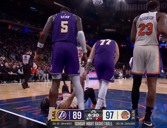 场上是对手！布伦森倒地拒绝东契奇拉自己 随后被队友拉起