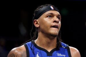 魔术客场不敌马刺，文班亚马5盖帽助力场边解说批评班凯罗