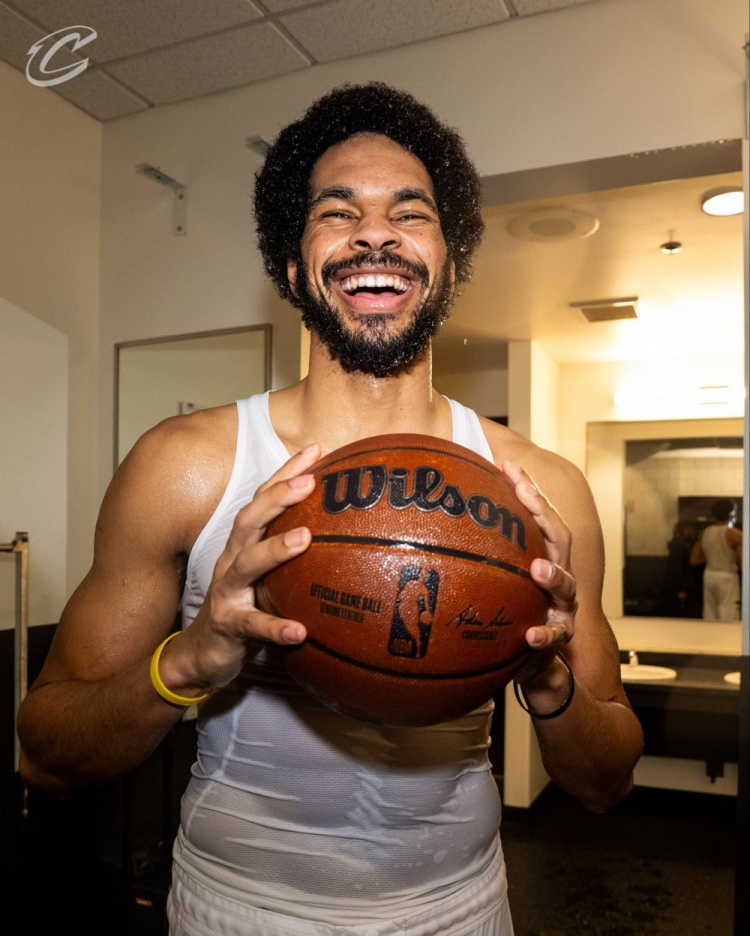 40+17+5+4帽！骑士更衣室洒水庆祝阿伦生涯之夜 后者获得比赛用球