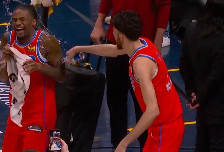 单场7三分&27分皆生涯纪录！霍姆格伦场边泼水华莱士庆祝其生涯夜