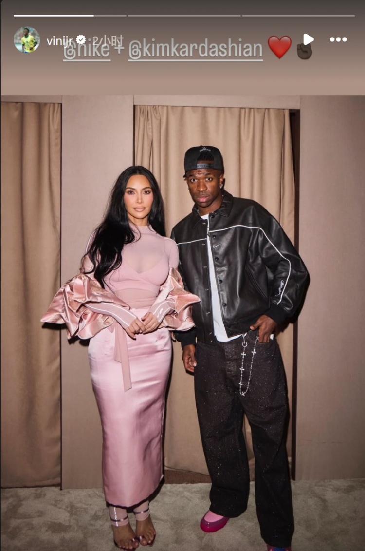 出席时尚活动，皇马边锋维尼修斯社媒晒和社交名媛金·卡戴珊合照