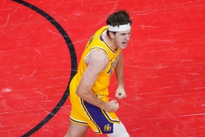 里弗斯复出，湖人客场大胜篮网