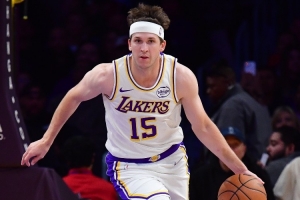 里夫斯助攻詹姆斯空接，湖人大胜篮网