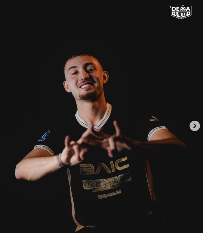 【体育头条】官方：22岁印尼归化国脚詹纳从乌得勒支加盟印尼超德瓦联(图1)