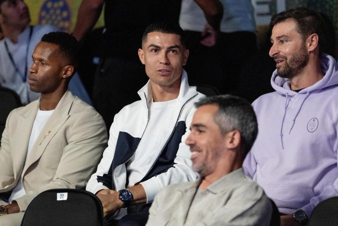 【你怎么看？】大牌助阵！C罗、特奥等球星现场观看笼式网球比赛(图1)