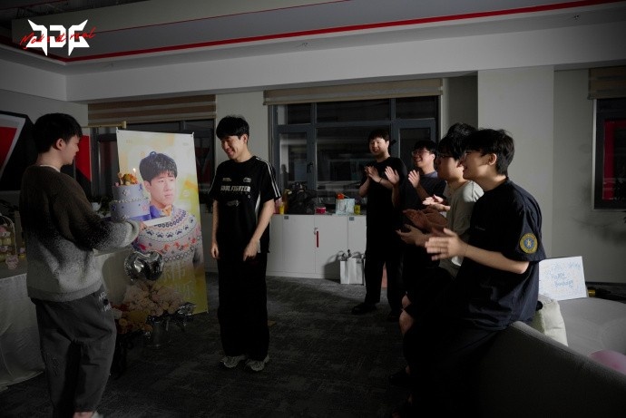 【万博电竞】JDG晒GALA生日返图:幸福时刻 感谢粉丝朋友们送来的祝福和礼物!