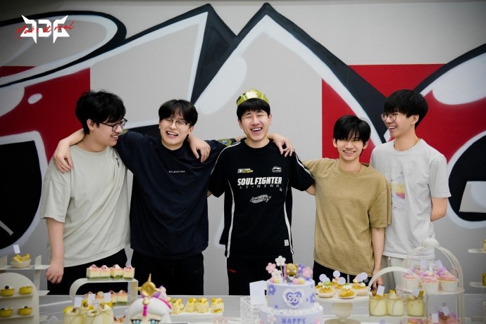 【万博电竞】JDG晒GALA生日返图:幸福时刻 感谢粉丝朋友们送来的祝福和礼物!