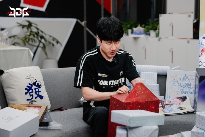 【万博电竞】JDG晒GALA生日返图:幸福时刻 感谢粉丝朋友们送来的祝福和礼物!