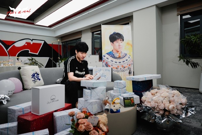 【万博电竞】JDG晒GALA生日返图:幸福时刻 感谢粉丝朋友们送来的祝福和礼物!