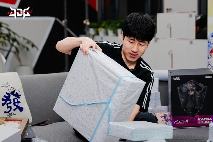 【万博电竞】JDG晒GALA生日返图:幸福时刻 感谢粉丝朋友们送来的祝福和礼物!