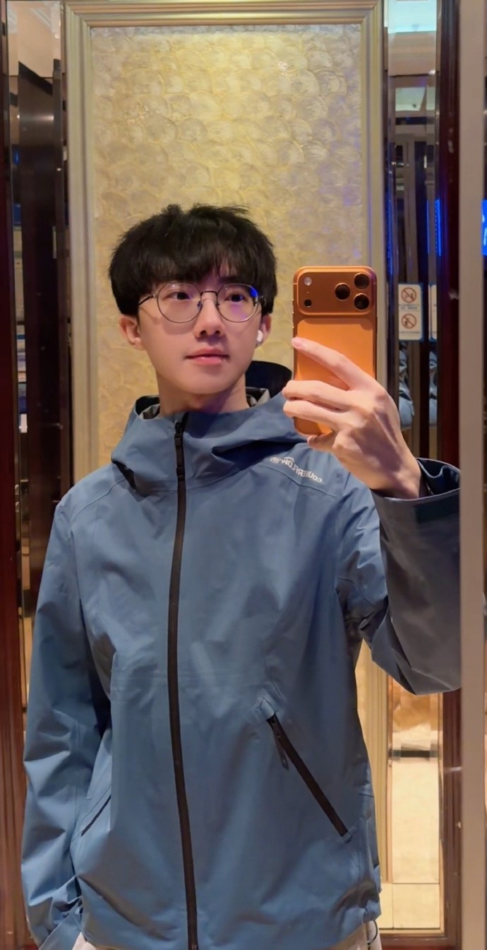 【万博电竞】zzr晒照：你在问我吗？我上身李宁万龙甲 手上是iPhone17 ProMax