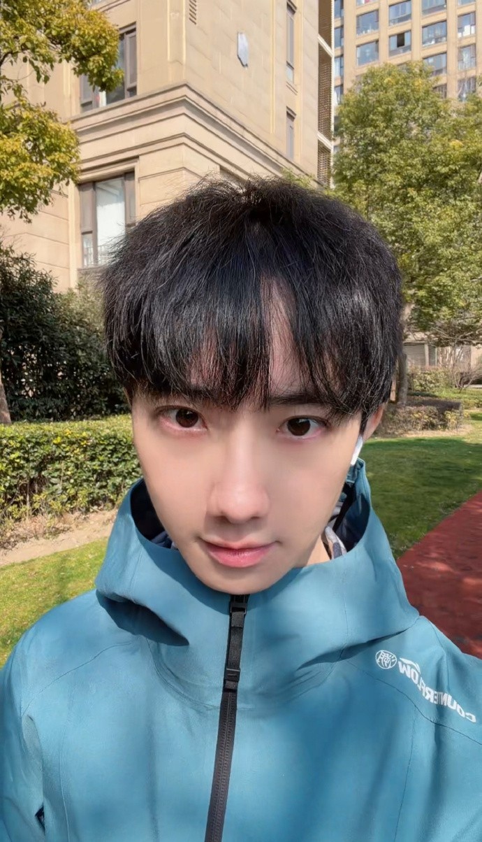 【QY球友会】zzr晒照：你在问我吗？我上身李宁万龙甲 手上是iPhone17 ProMax