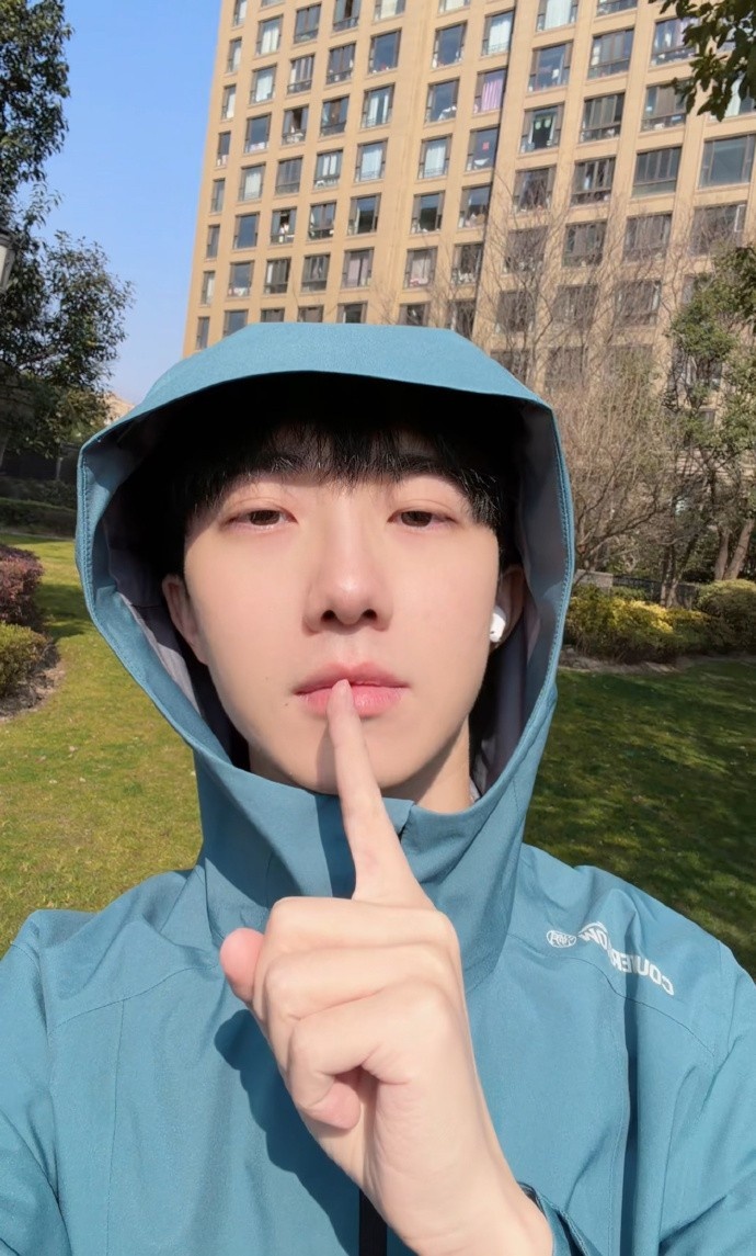 【QY球友会】zzr晒照：你在问我吗？我上身李宁万龙甲 手上是iPhone17 ProMax