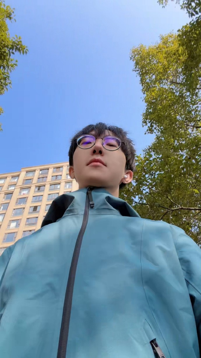 【QY球友会】zzr晒照：你在问我吗？我上身李宁万龙甲 手上是iPhone17 ProMax