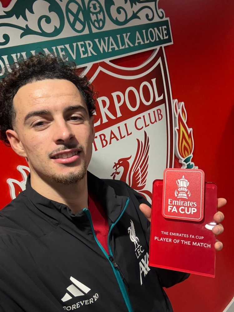 首开记录！足总杯官方：柯蒂斯·琼斯当选利物浦vs布莱顿全场MVP