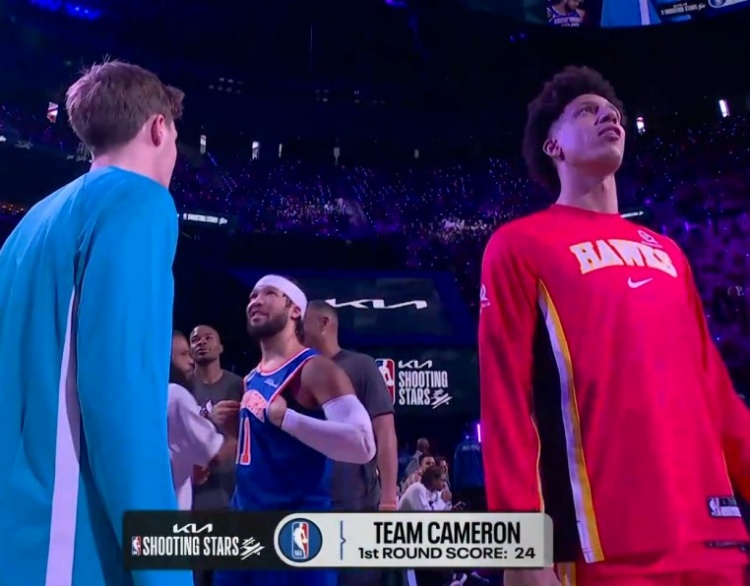 投篮之星！克尼佩尔超远命中 卡梅隆队24分反超全明星队