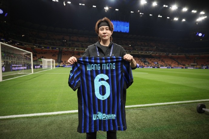 [推荐]短道速滑奥运冠军王濛现场观看国米vs尤文，获赠国米6号球衣(图1)