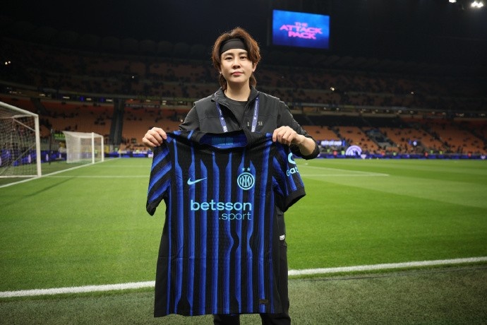 [推荐]短道速滑奥运冠军王濛现场观看国米vs尤文，获赠国米6号球衣(图2)