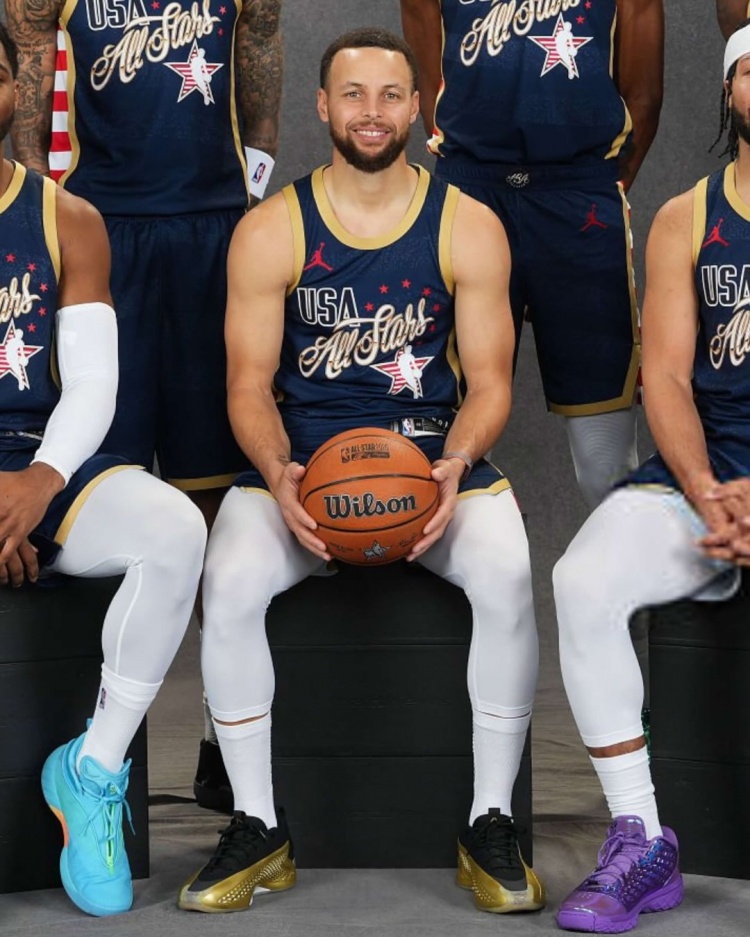 【体育报道】库里上脚爱德华兹AE 1 金牌配色PE!鞋身还有库里号码和名字!(图1) undefined