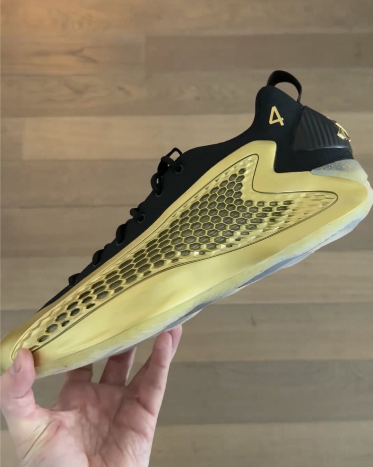 【体育报道】库里上脚爱德华兹AE 1 金牌配色PE!鞋身还有库里号码和名字!(图3) undefined