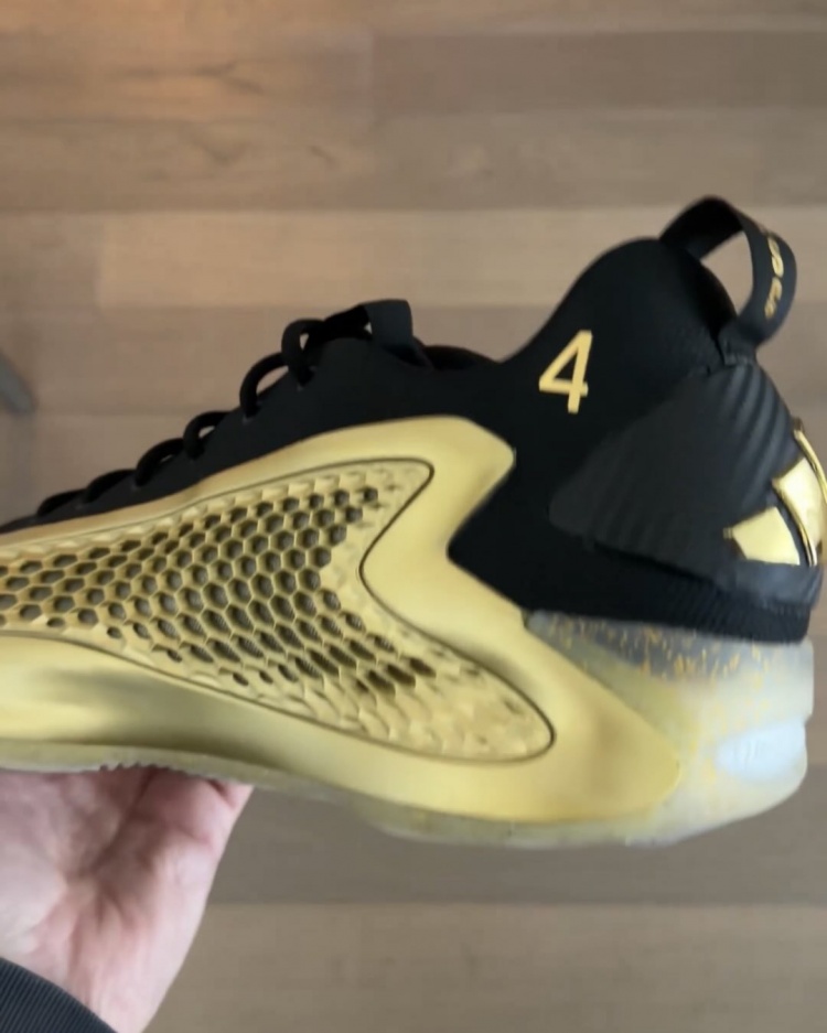 【体育报道】库里上脚爱德华兹AE 1 金牌配色PE!鞋身还有库里号码和名字!(图4) undefined
