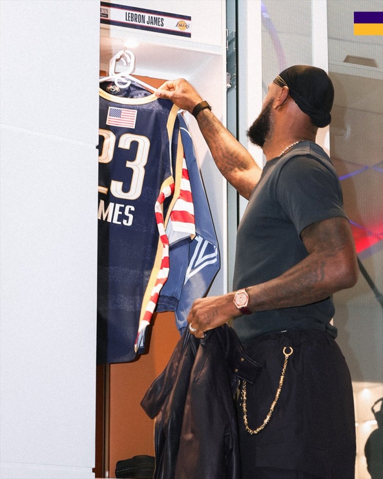 增加紧迫感！湖人官方晒东詹全明星战袍 球衣背后印有各自国旗！