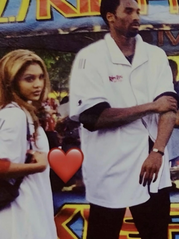 泪目！瓦妮莎晒自己与科比年轻时合照：❤️❤️情人节快乐