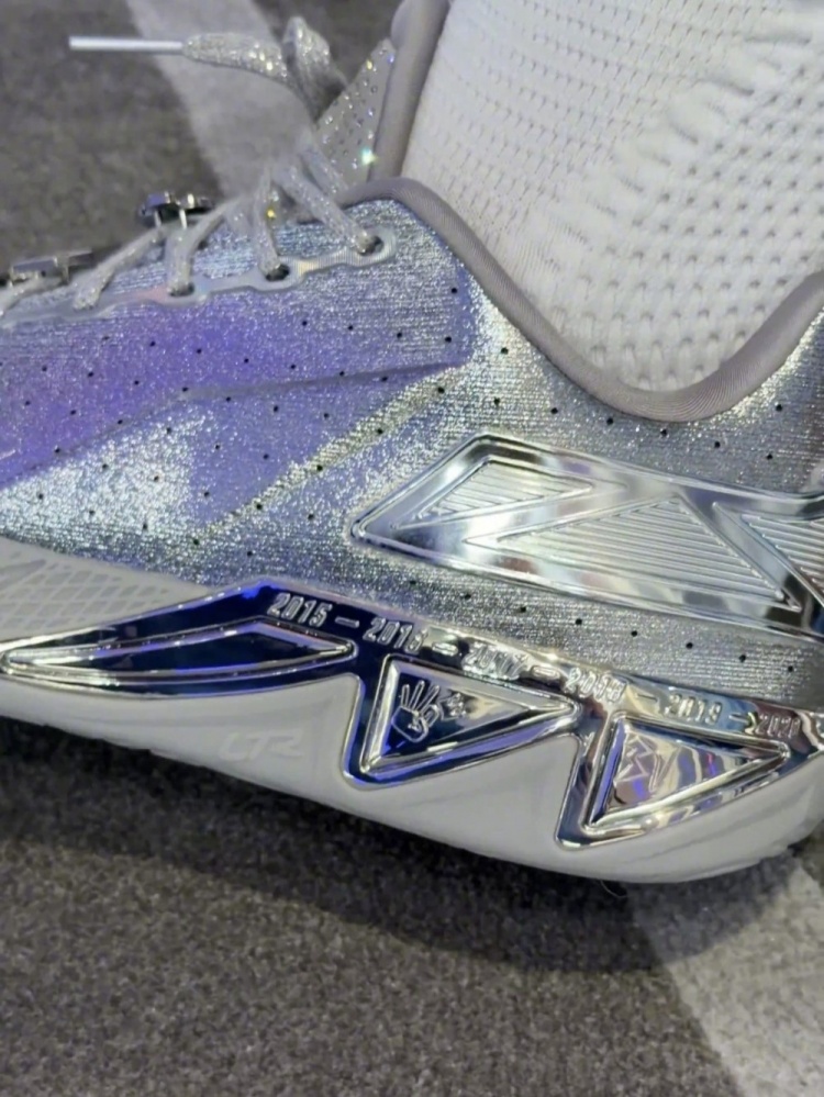 庆祝克莱与安踏签终身合同！库里全明星上脚银色KT11限定版