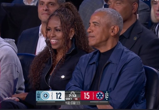 看看是谁来了！奥巴马现身洛杉矶观看全明星 赛前与布克拥抱致意