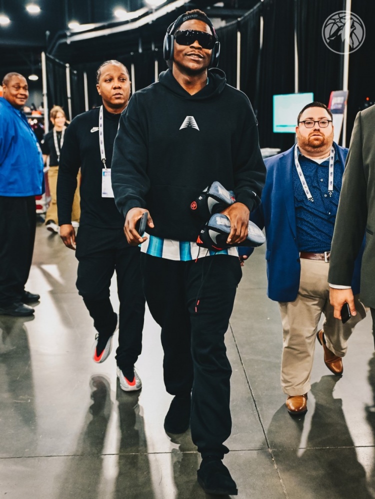  全明星星辰队入场穿搭：马克西细节满满 杜伦黑又硬 布克造型依旧