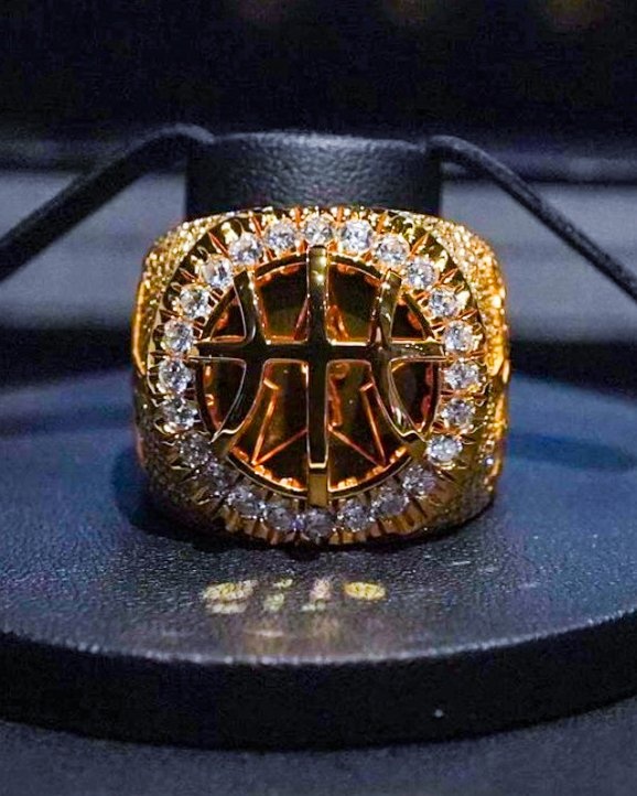  全明星也有戒指！球队晒西亚卡姆全明星戒指 盒内还有屏幕播内容