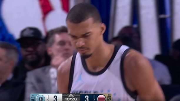  想赢！文班不满被吹进攻犯规 东契奇场下示意挑战