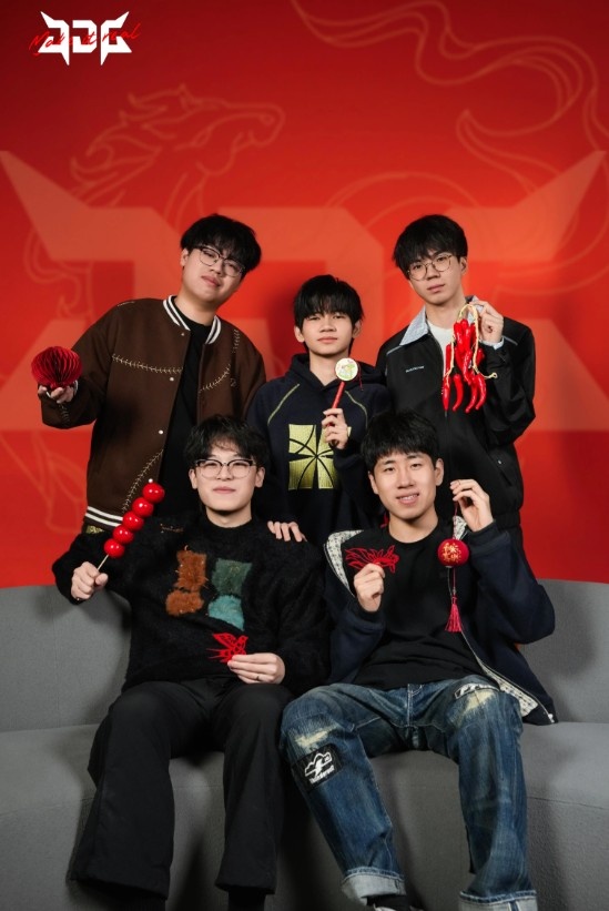 JDG分享队员新年合照并配文: 马跃新程,同心公征