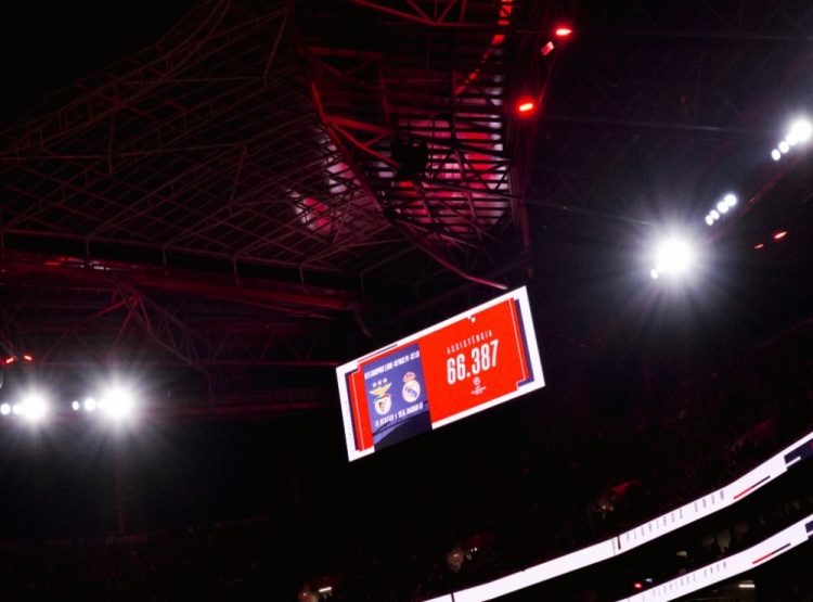 【体育头条】本菲卡vs皇马现场观众66387人,刷新光明球场上座人数纪录(图1) 【体育头条】本菲卡vs皇马现场观众66387人,刷新光明球场上座人数纪录(图1)