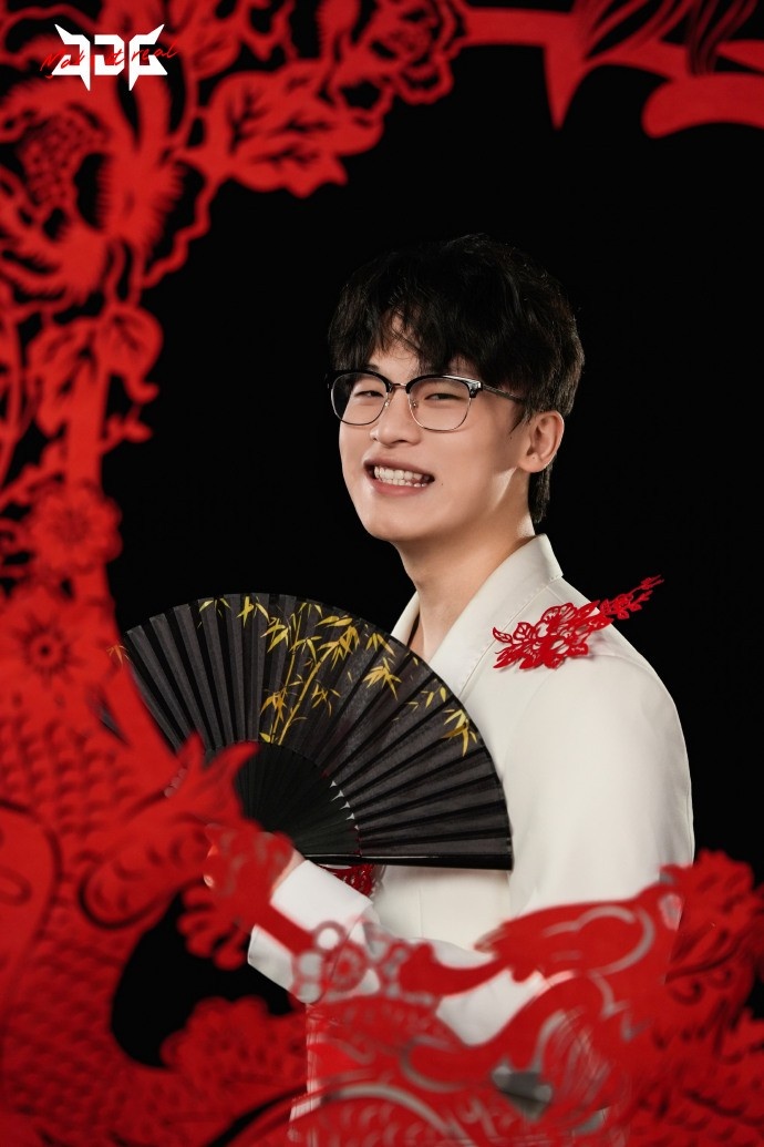 JDG分享Vampire新年主题照片:骏马迎新岁,福至自天长