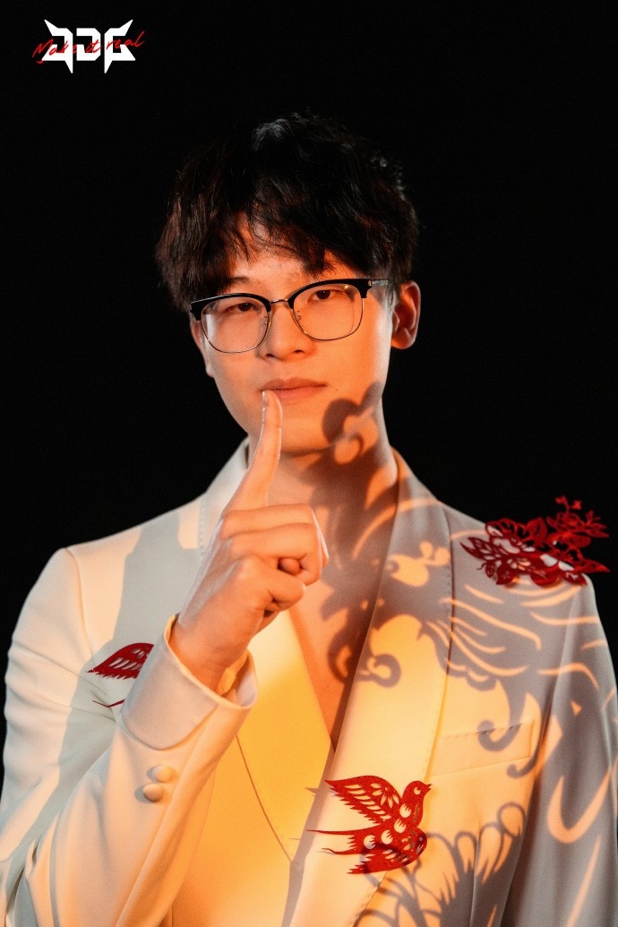 JDG分享Vampire新年主题照片:骏马迎新岁,福至自天长