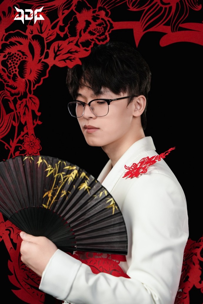 JDG分享Vampire新年主题照片:骏马迎新岁,福至自天长